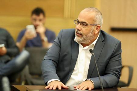 العمل على نصب إشارة ضوئية في مفرق الشيخ دنون